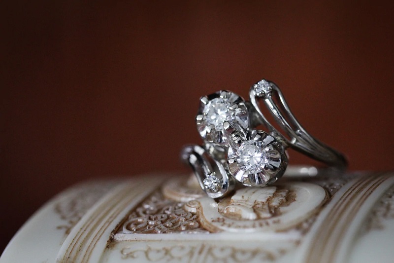 盛行200很多年的ToietMoi雙石戒便是選求婚戒指教材